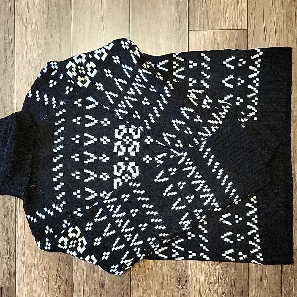 NWT Black and White Tunic Length Turtleneck Sweater